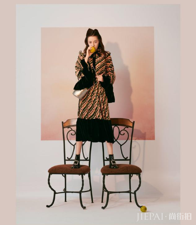 女明星示范，头发扎一半留一半，这些发型好打理还时髦