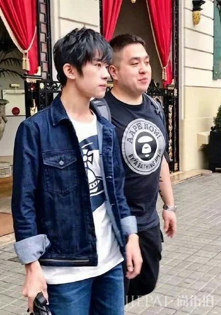 胖虎喜得二胎，大方晒照庆祝！粉丝喊话易烊千玺：赶快随份子！