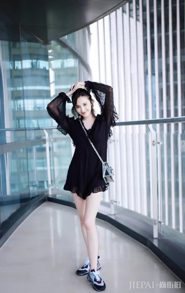 古力娜扎穿奶奶风衬衫高级甜美,配短裤更青春了