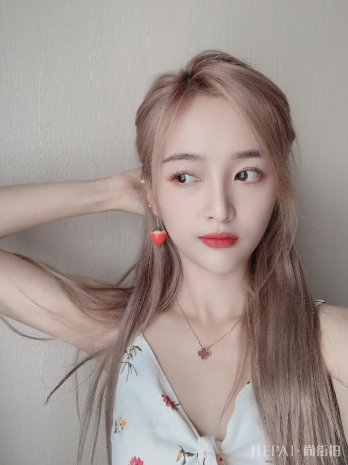 吴宣仪晒自拍穿热短裤大秀美腿 精致五官仙女感十足