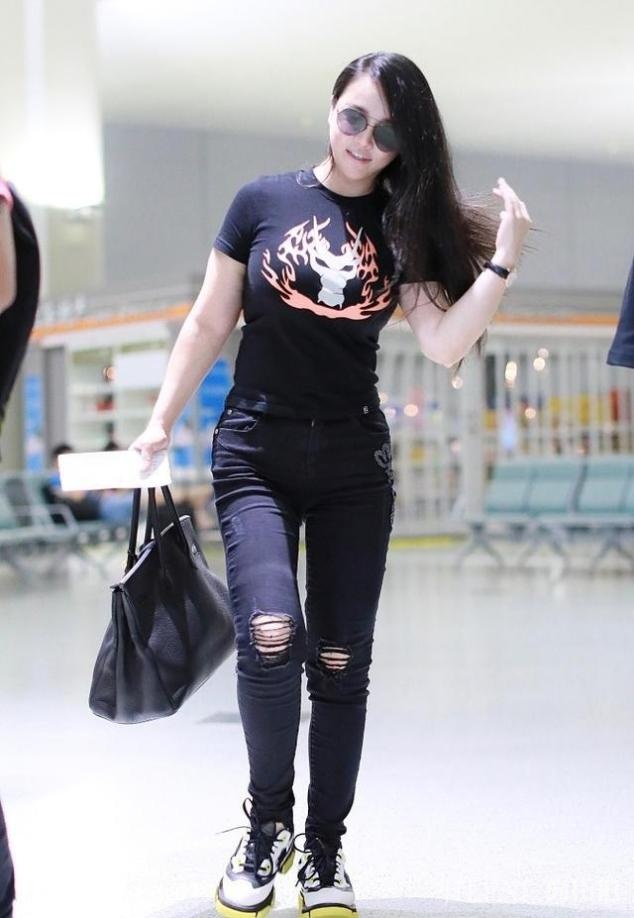 冉莹颖发朋友圈疑似承认生三胎 7月时现身小腹平平已卸货