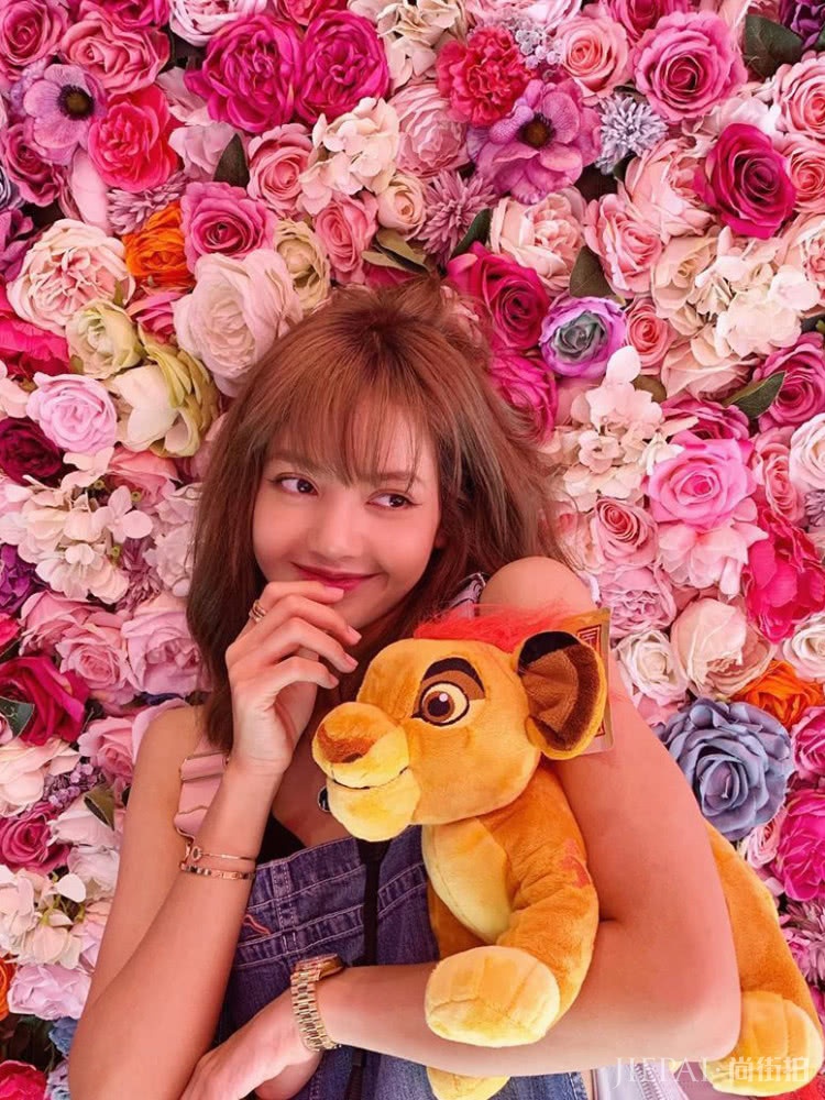Lisa和Jennie,同穿一件拉链外套,美得不相上下