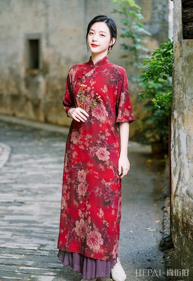 夏天穿一袭香云纱，浸染岁月之美，让人不知身处何年