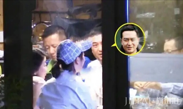 张嘉译近况曝光!与闫妮聚餐猛抽烟,驼背病情疑似加重