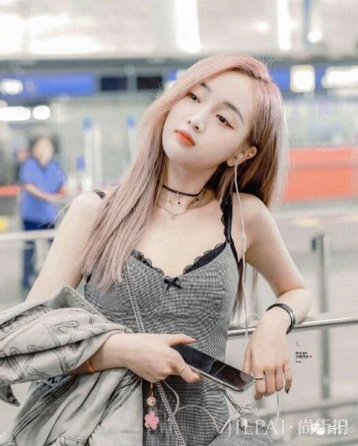 女明星的机场look,我羡慕的不是衣服是身材