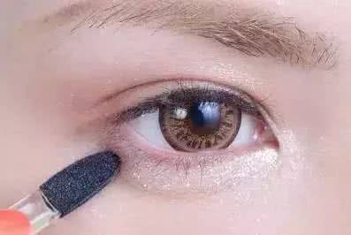 卧蚕有多重要？教你画女神标配卧蚕眼妆