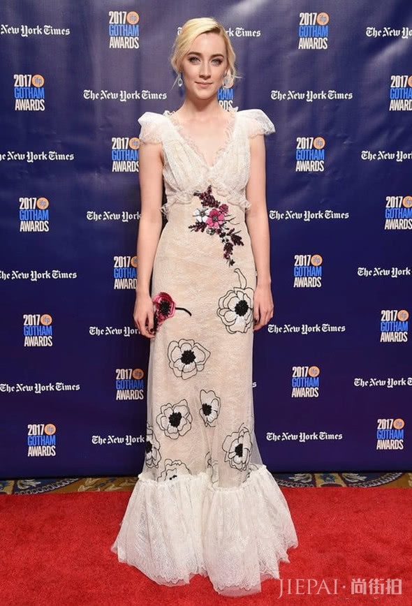 高级感满分的刺绣裙，展现满满质感，升级你的时尚品味！