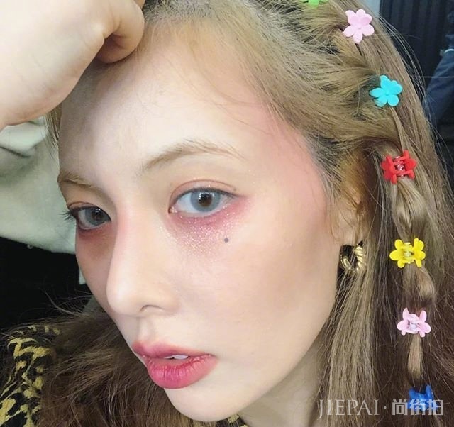 吴宣仪挑战“泫雅风”，搭配网红发夹，少女感绝了