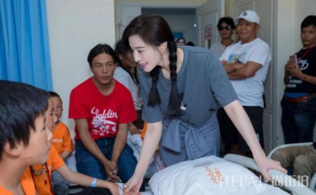 范冰冰去医院看望手术儿童,带着专业摄影师,网友吐槽:作秀!