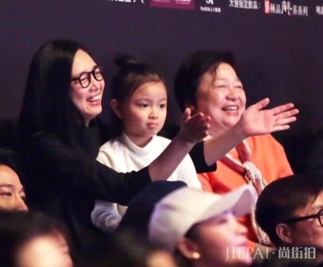 刘德华牵着女儿返港,穿父女装十分抢镜,太太朱丽倩低调殿后