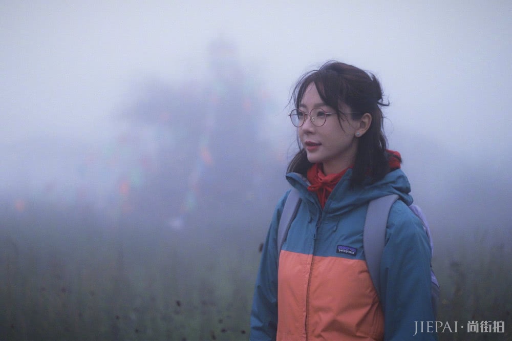 陈数穿冲锋衣扎半丸子头朴素接地气,反而越来越美了