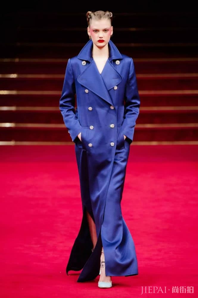 20岁的女生穿这7种颜色超显老气，穿上真像大妈