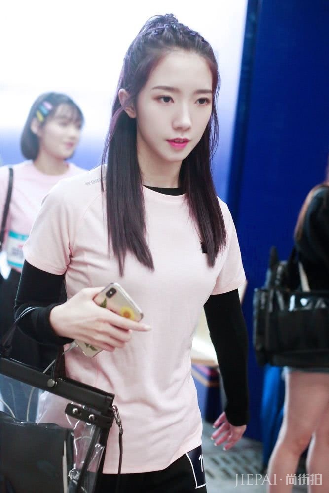 孟美岐深夜营业,黑发黑衣黑靴风格神似戚薇