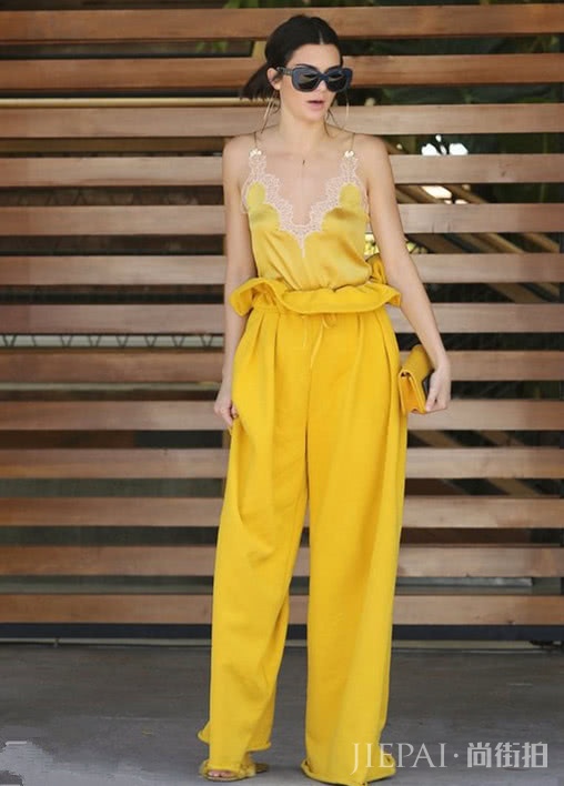 欧美街拍 潮女用自由的黄色裤子展现阳光气息