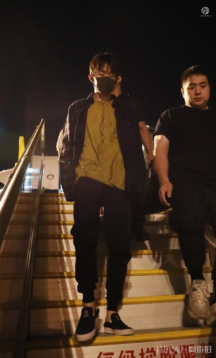 胖虎喜得二胎，大方晒照庆祝！粉丝喊话易烊千玺：赶快随份子！