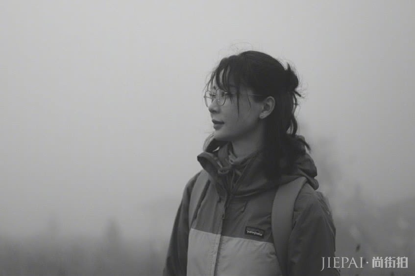 陈数穿冲锋衣扎半丸子头朴素接地气,反而越来越美了