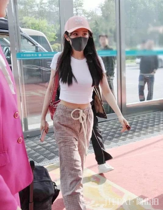 女人穿衣要学会适当“露”一些，放眼望去都是气质小姐姐