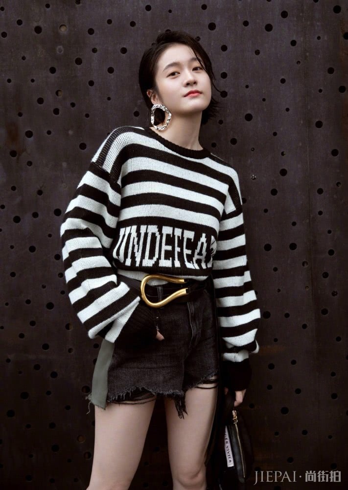 张雪迎条纹针织衫配超短裤,扎戚薇同款腰带,却比戚薇还要帅气
