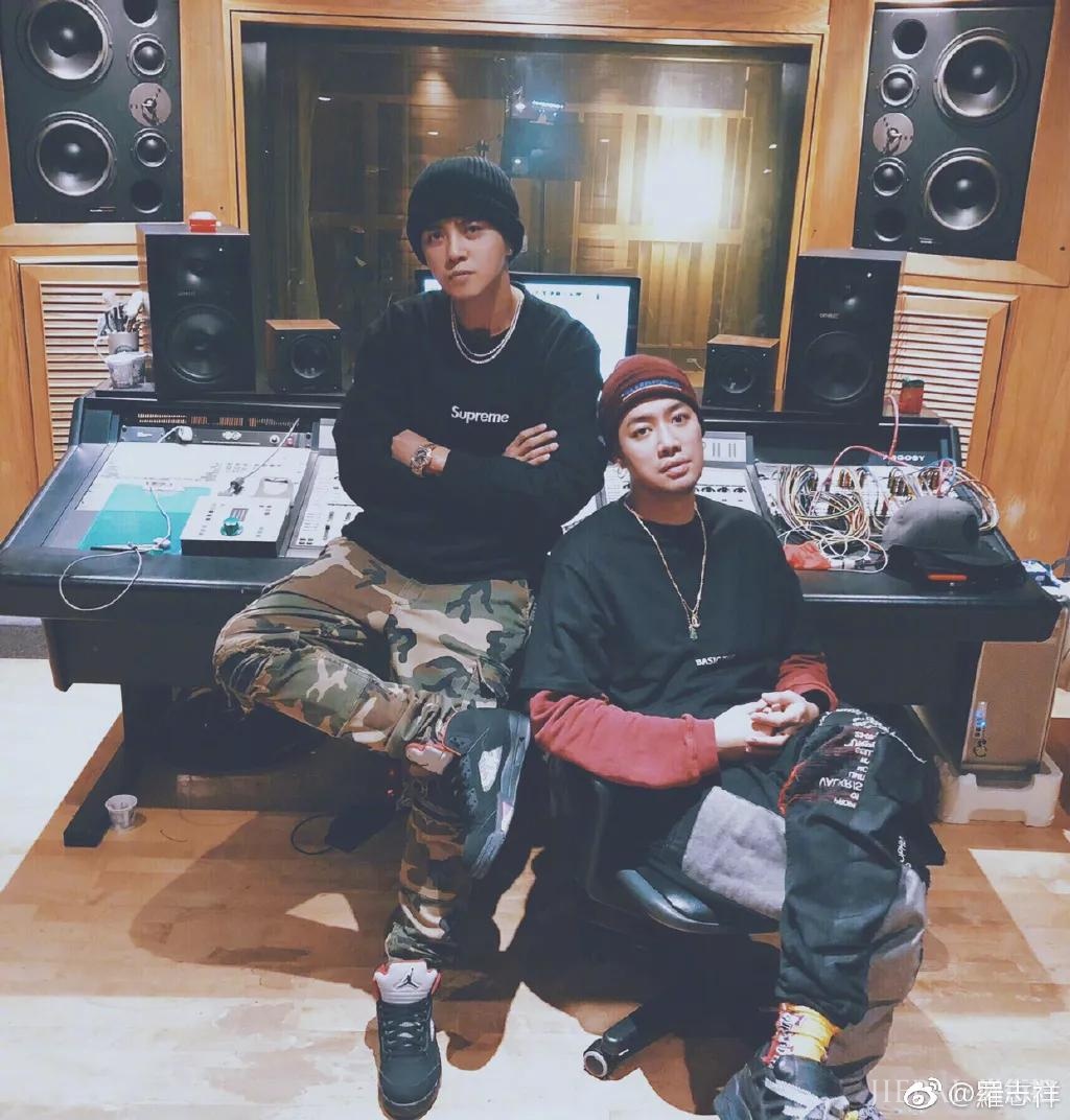 正和女友庆生，甜上热搜，却被曝出轨14岁网红？