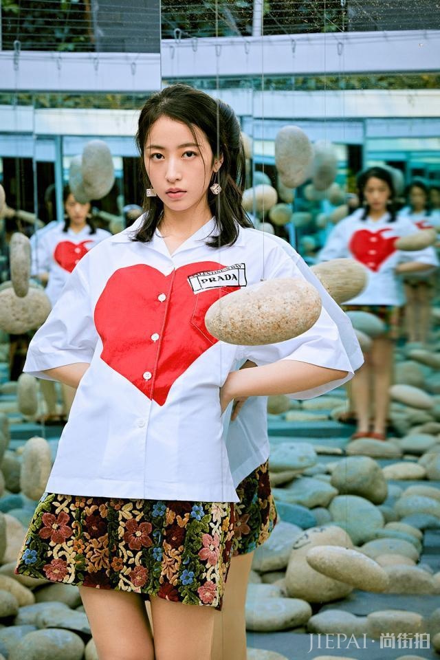 周雨彤解锁夏末秋初穿搭！或温柔或率性或飒爽，百变风格随意切换