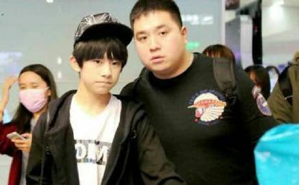 胖虎喜得二胎，大方晒照庆祝！粉丝喊话易烊千玺：赶快随份子！