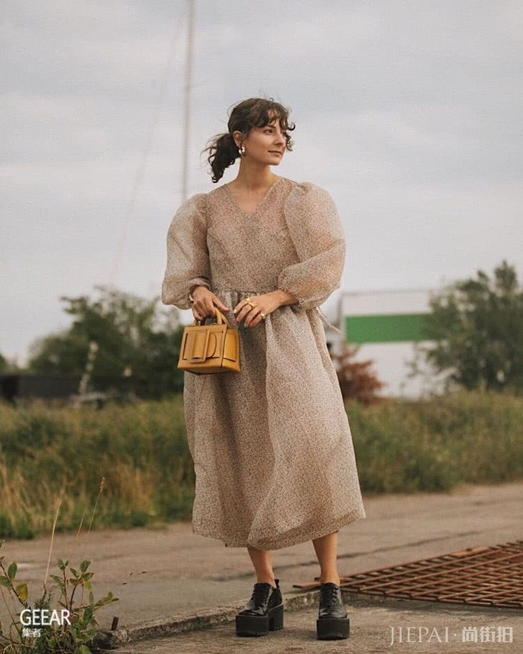 用裙子搭配这双鞋?这个奇怪组合意外地在Ins流行起来