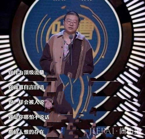 李诞和黑尾酱又被偶遇吃“路边摊”？两人不但坐得远，全程还无交流