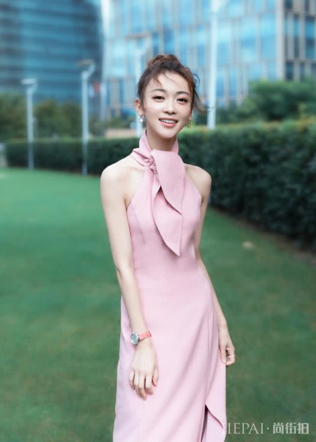 吴谨言穿中式刺绣粉裙甜美娇俏,水蛇腰身材太好