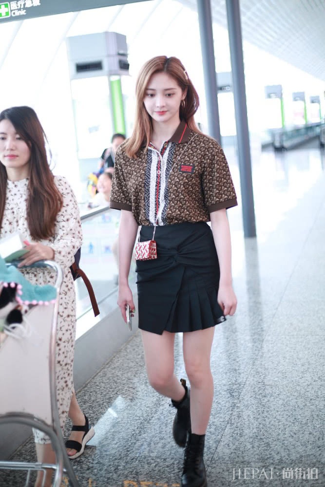 周洁琼不仅身材好,皮肤更好,穿POLO衫搭配短裙秀大腿