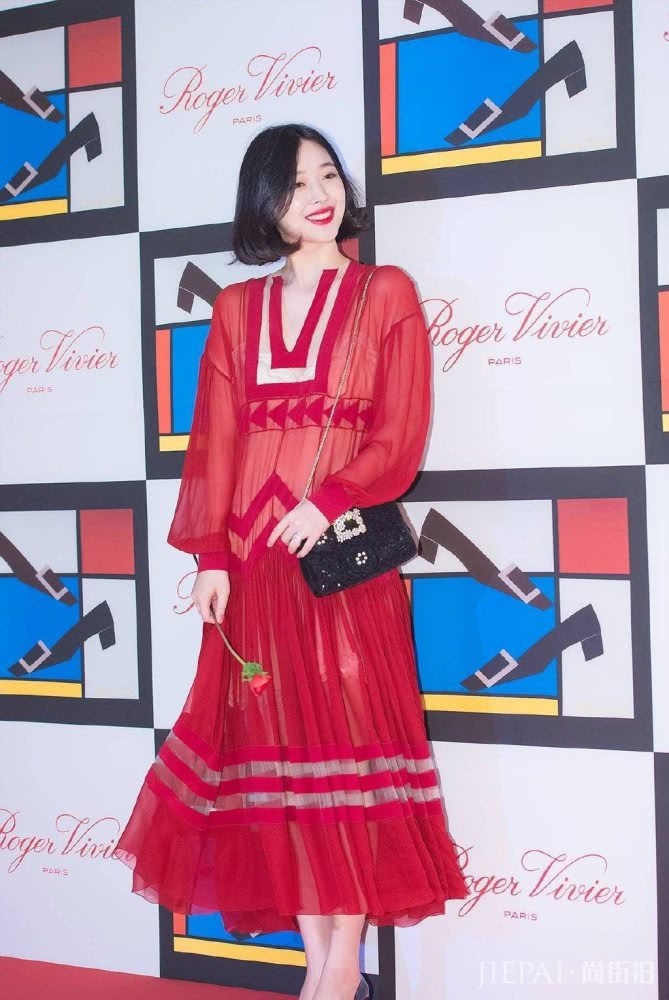 崔雪莉高跟鞋配黑色丝绒连衣裙,衬得双腿越发白了