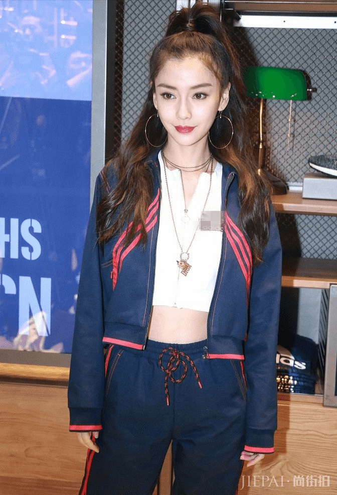 杨颖烈焰红唇配大波浪,蓝白相间晚礼凸显女人魅力,美腻了