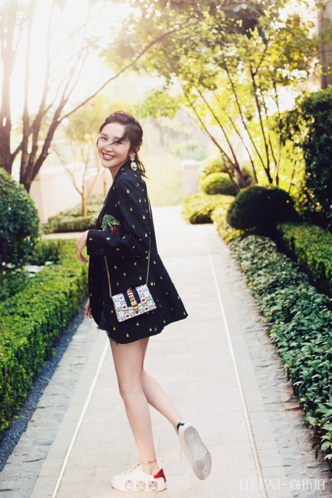 唐艺昕蜜月旅行后晒七夕写真,穿平底鞋长腿吸睛,幸福全写在脸上