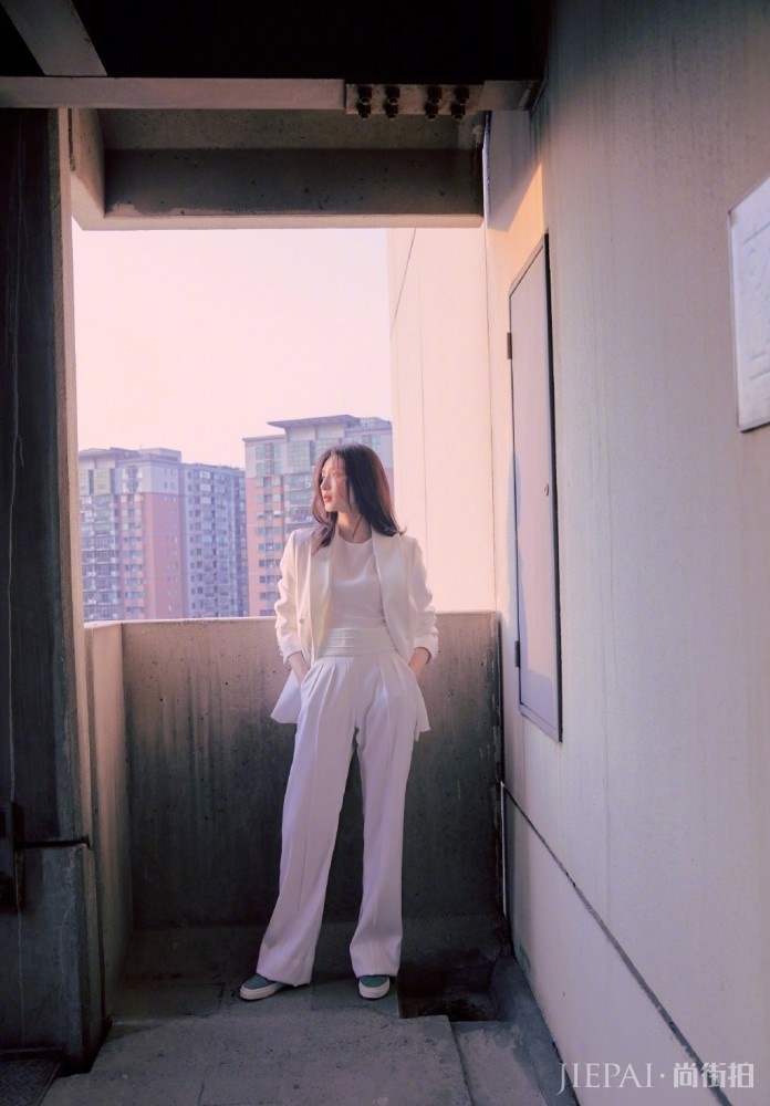 江疏影穿白色卫衣躺浴缸里,满满的文艺女神范