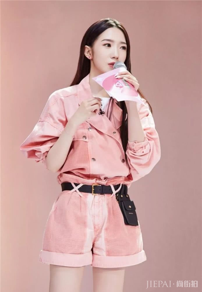 跟孟美岐这穿搭法，混搭时尚又显高级，少女魅力无比