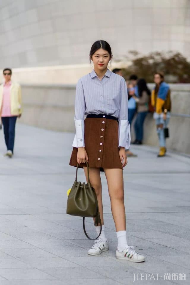 今夏最火的“纽扣裙”，基础款半身裙工作装文艺清新又显瘦