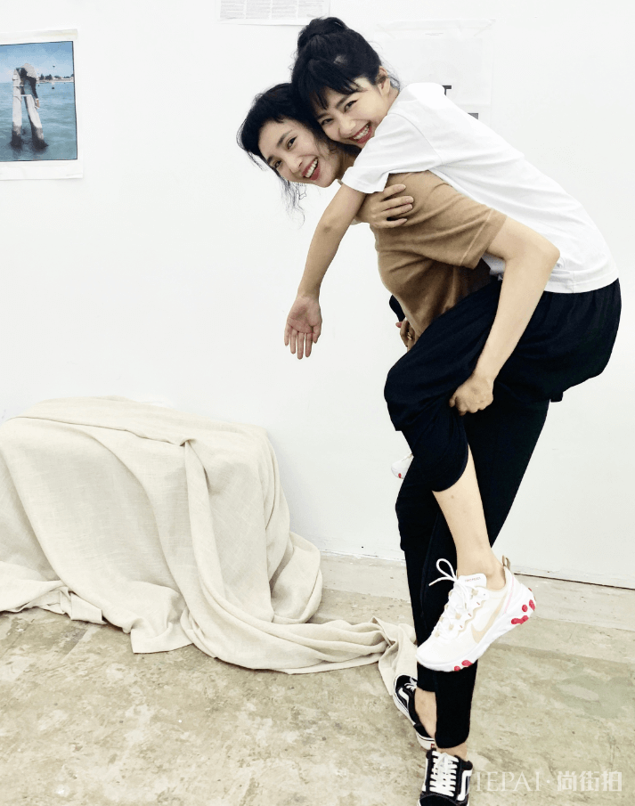 王紫璇探班谭松韵踩万斯后跟贼有个性，却不敌她的“枸杞鞋”