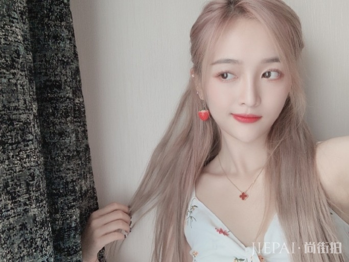 吴宣仪晒自拍穿热短裤大秀美腿 精致五官仙女感十足