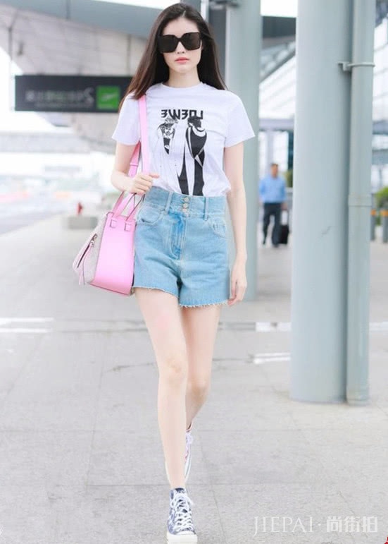 用粉色的包包做点缀,打造清纯甜美风