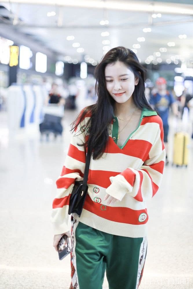 宋妍霏机场街拍,太会穿衣身材好衣品更好