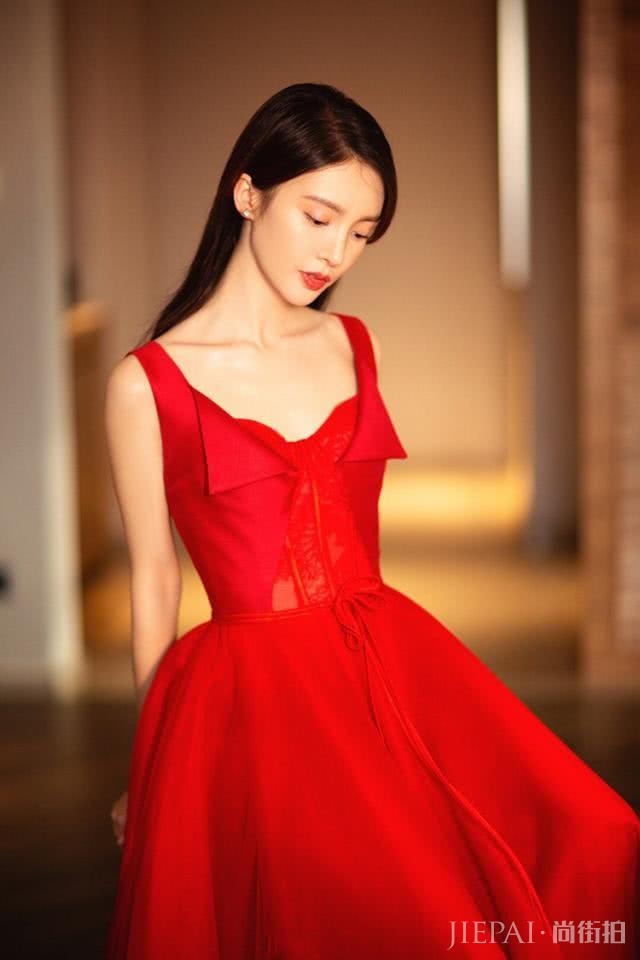 金晨最新打扮美出新高度!一袭红裙明艳动人,仙女身材实至名归