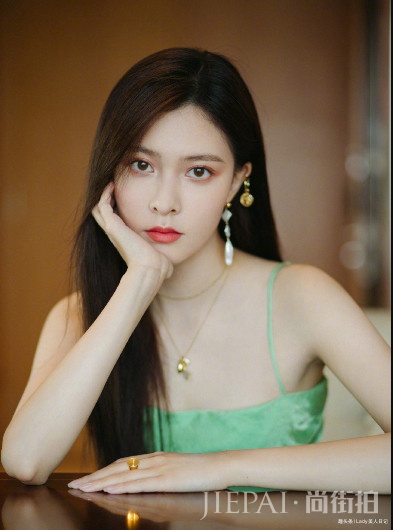 宋妍霏吊带裙搭配长直发,演绎清爽小诱惑