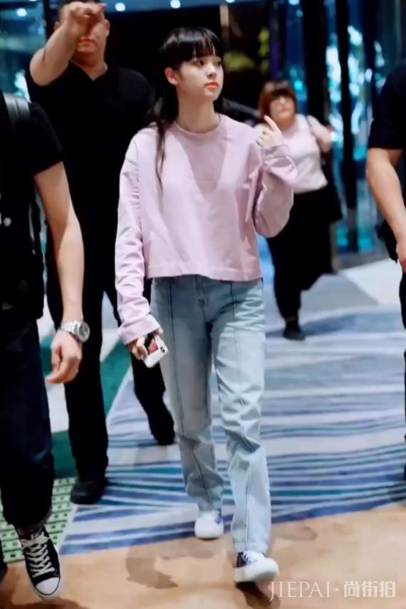 欧阳娜娜匡威鞋火了,搭配牛仔裤初恋感爆棚