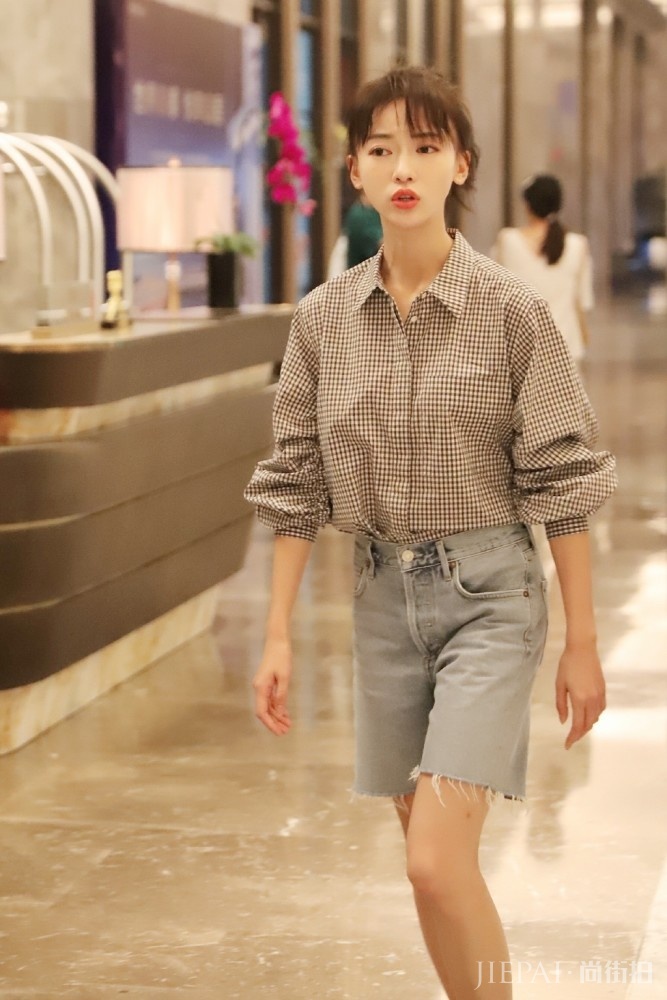 吴谨言私服造型比活动礼服更减龄,腿型匀称好看超有少女感