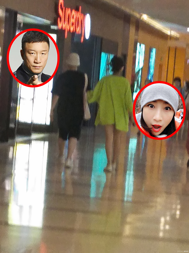 孙红雷与老婆逛街全程帮忙拎包,34岁娇妻穿着清凉大长腿抢镜