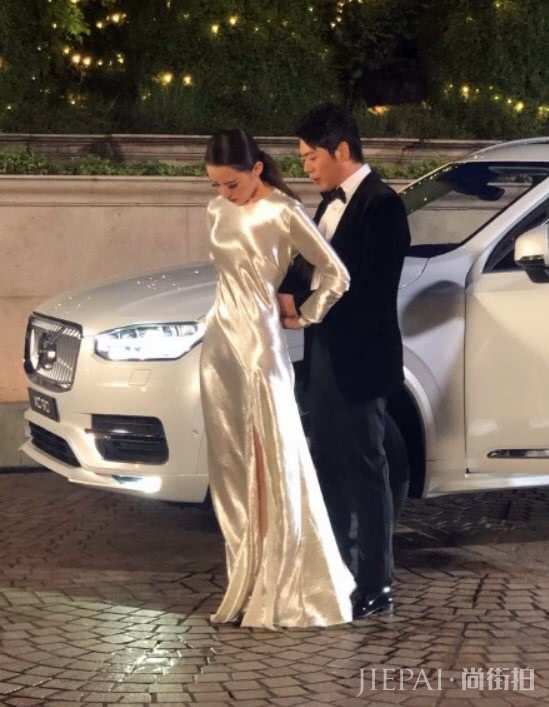 没帮老婆拿行李被热搜骂惨,郎朗这次长记性了,主动为妻子提裙子