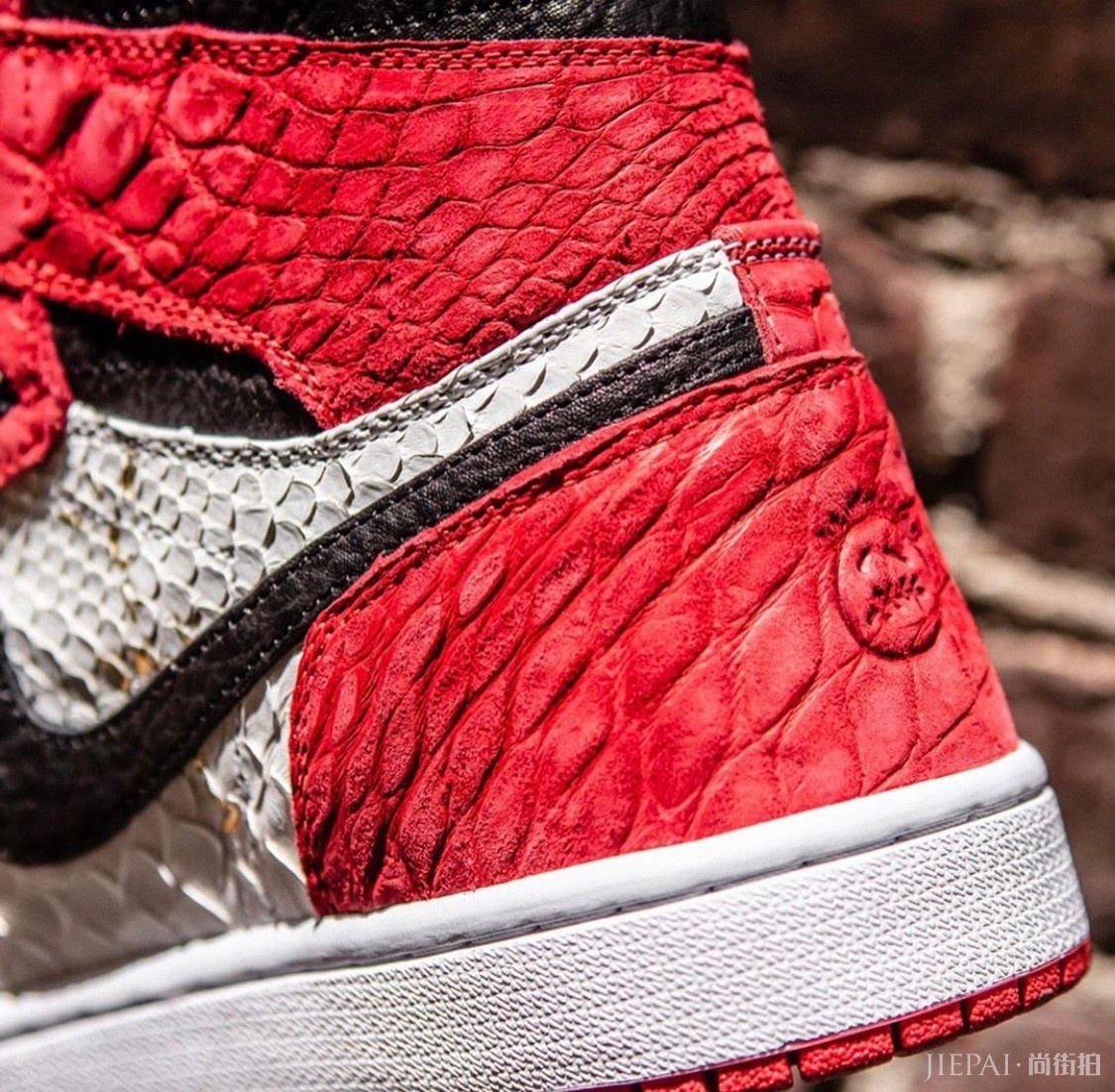 Travis Scott联乘倒钩太贵不划算？豪华版新配色考虑下？