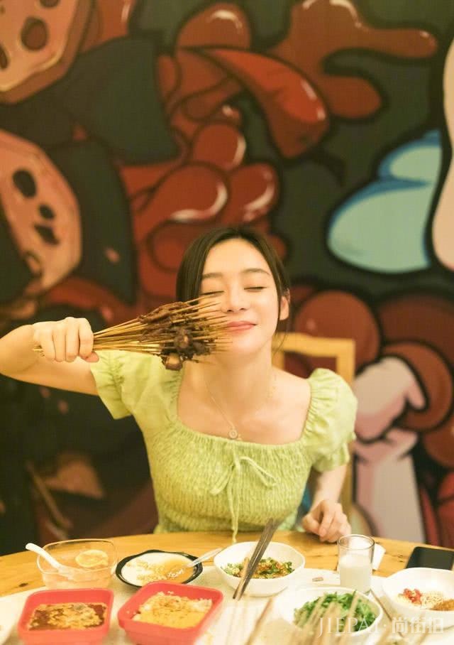 袁姗姗果绿短裙衬出曼妙好身材,与娜扎撞衫也照样赢