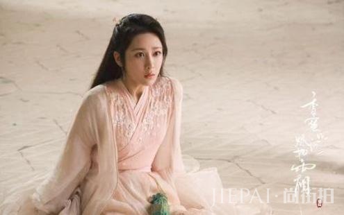 杨紫有多惨，合作肖战被骂倒贴，录视频祝福郑爽被质疑不怀好意