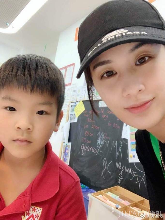 黄圣依罕见晒与两儿子合照 母子三人同框画面温馨有爱