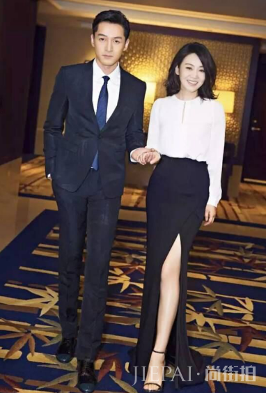 48岁闫妮身材管理严格,素颜化妆照差别巨大,网友直呼判若两人\t